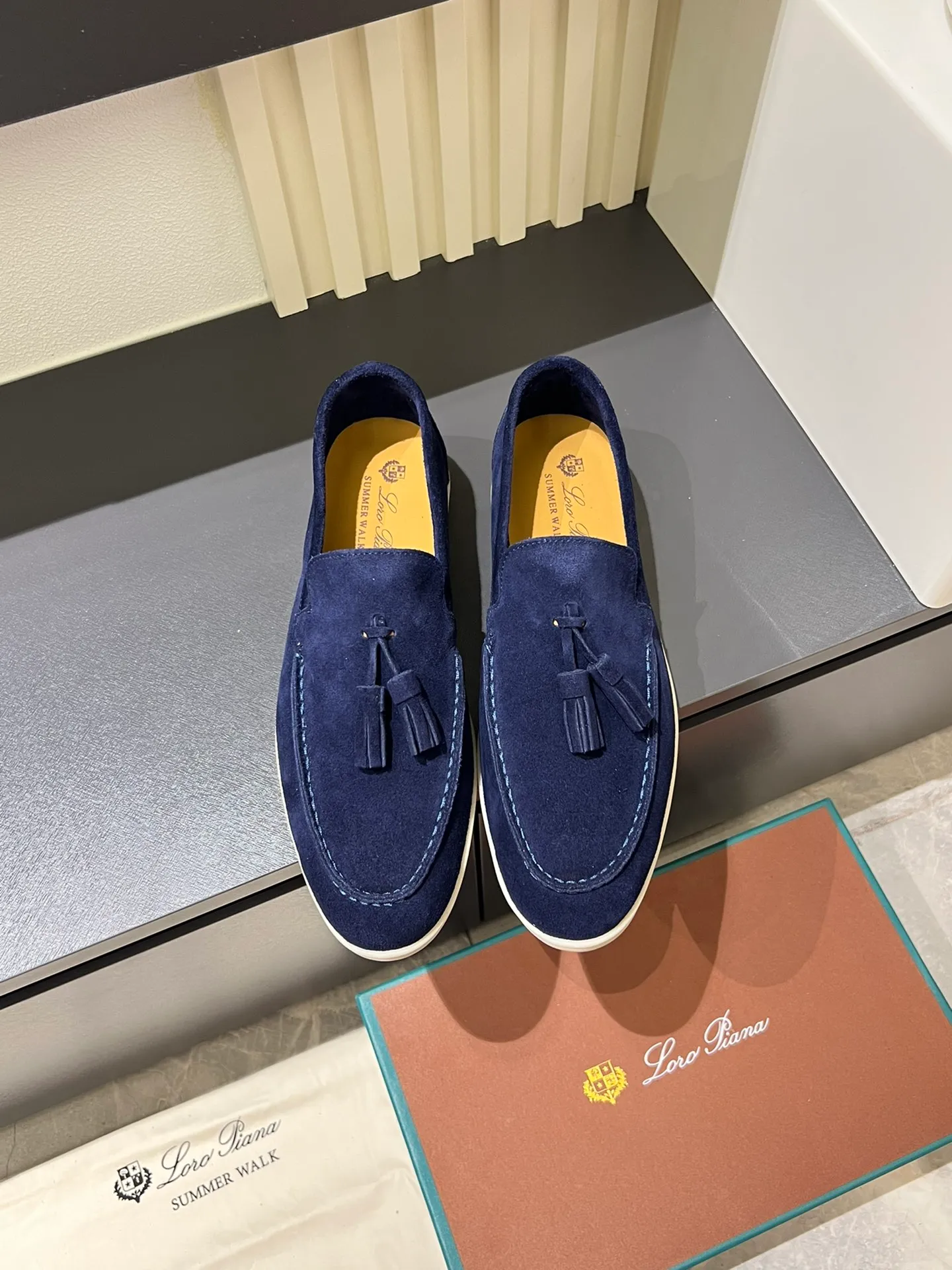 Men's shoes 💰p360 "Loro men's shoes 💰pian'*" Classic L men's shoes for couples 💰p Top version British flat loafers, a must-have item in old money style, the minimalist design is eye-catching and durable, a plus point for dressing The soft foot feel and texture are outstanding. They don’t scratch your feet and are very nice. They are matched with soft and waxy soles. They can be worn daily for a long time without getting tired. They are easy to wear, versatile and classic items, with perfect foot feel and texture! Imported cashmere fabric, the lining is made of imported A-grade water-dyed cow lining, the top version of the genuine leather midsole is sewn with pure handmade mark thread! Size: Female 35-40 (34. Customized) Male 38-44 (45.46. Customized)